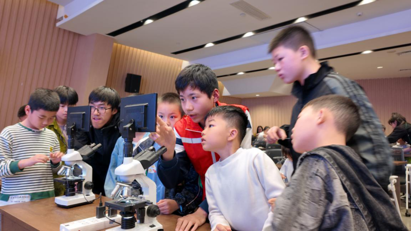 ������΢���״����������пƼ��ݣ�ʦ������һ����΢������֮�á�